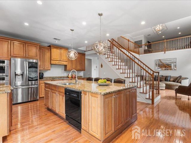 6 Huggins Lane, Manalapan, NJ 07726