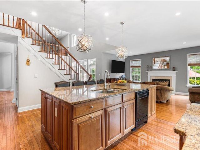 6 Huggins Lane, Manalapan, NJ 07726