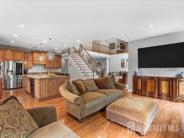 6 Huggins Lane, Manalapan, NJ 07726