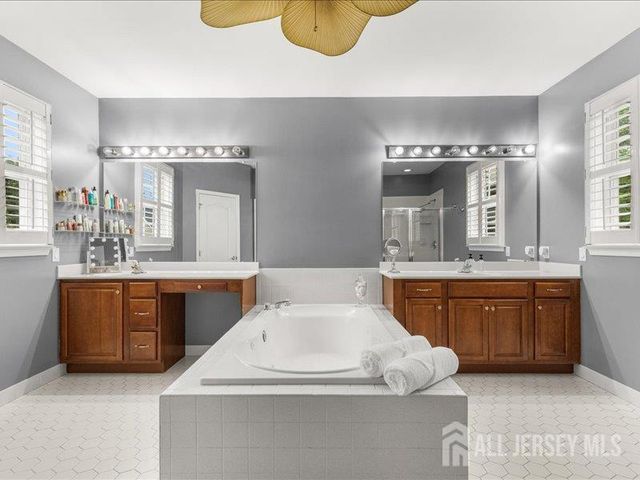6 Huggins Lane, Manalapan, NJ 07726