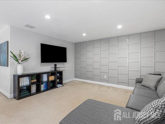 6 Huggins Lane, Manalapan, NJ 07726