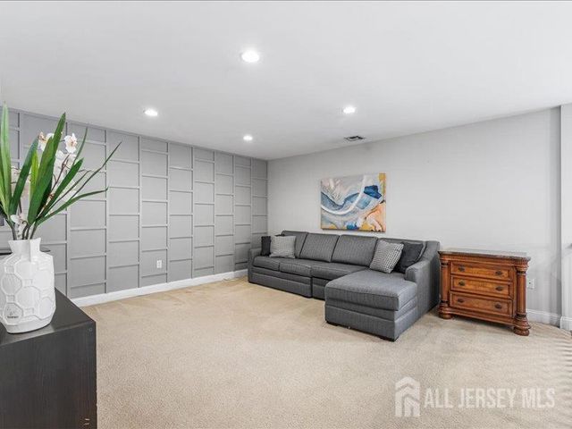 6 Huggins Lane, Manalapan, NJ 07726