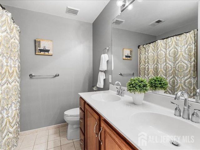 6 Huggins Lane, Manalapan, NJ 07726