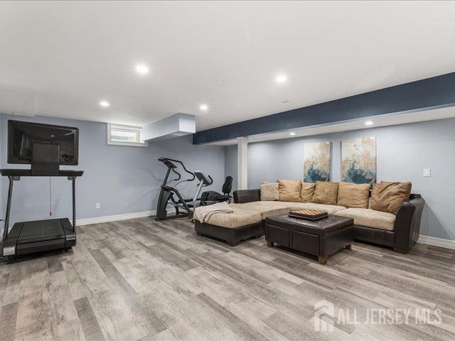 6 Huggins Lane, Manalapan, NJ 07726