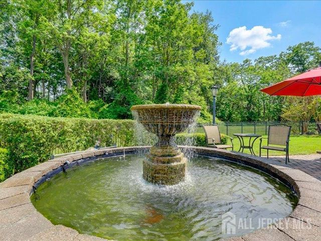 6 Huggins Lane, Manalapan, NJ 07726