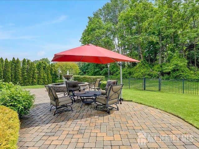 6 Huggins Lane, Manalapan, NJ 07726