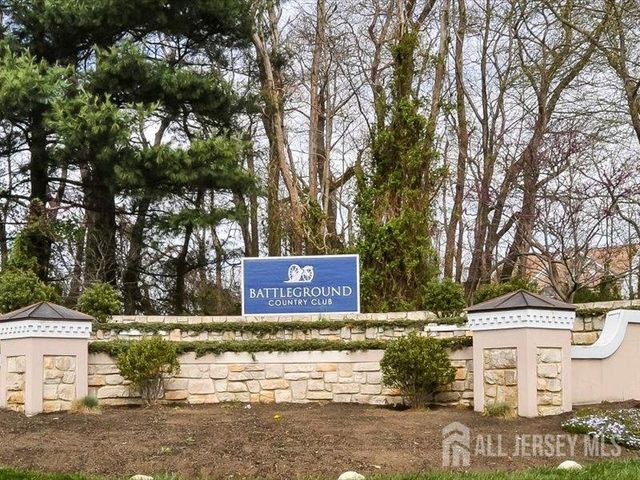 6 Huggins Lane, Manalapan, NJ 07726