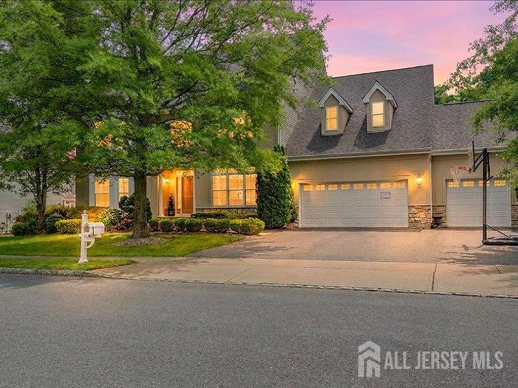 6 Huggins Lane, Manalapan, NJ 07726