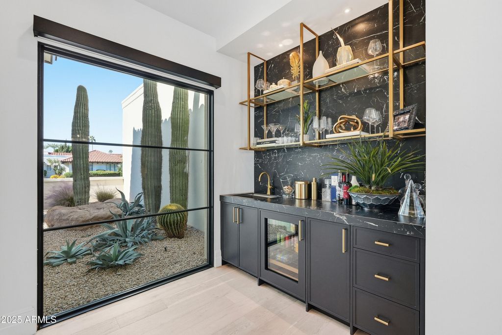 Image 10 of property listing at 8635 N 65TH Street, Paradise Valley, AZ 85253