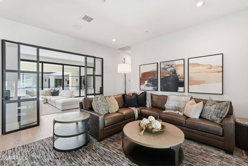 Image 14 of property listing at 8635 N 65TH Street, Paradise Valley, AZ 85253