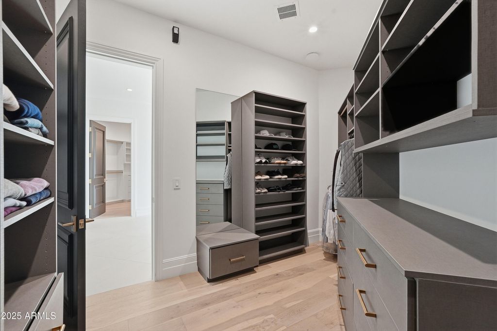 Image 26 of property listing at 8635 N 65TH Street, Paradise Valley, AZ 85253