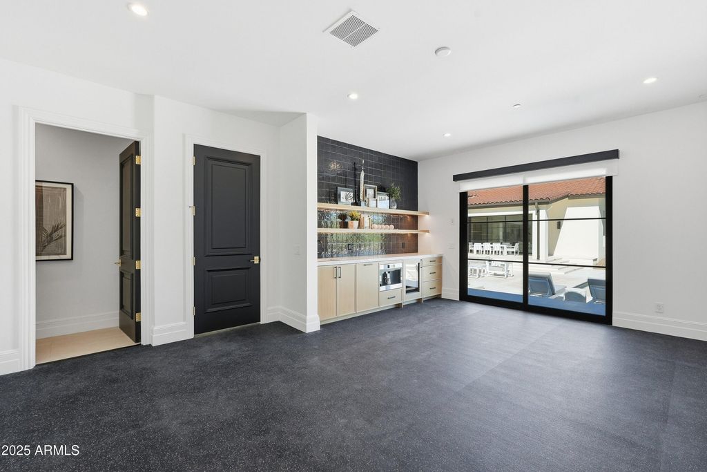 Image 27 of property listing at 8635 N 65TH Street, Paradise Valley, AZ 85253