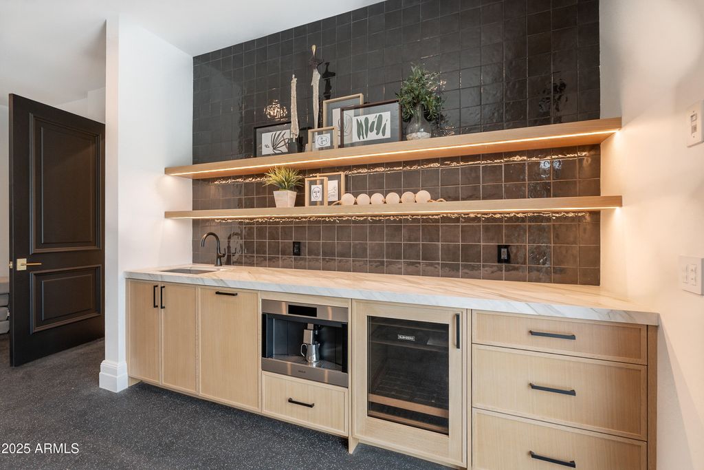 Image 28 of property listing at 8635 N 65TH Street, Paradise Valley, AZ 85253