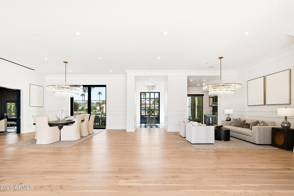 Image 3 of property listing at 8635 N 65TH Street, Paradise Valley, AZ 85253