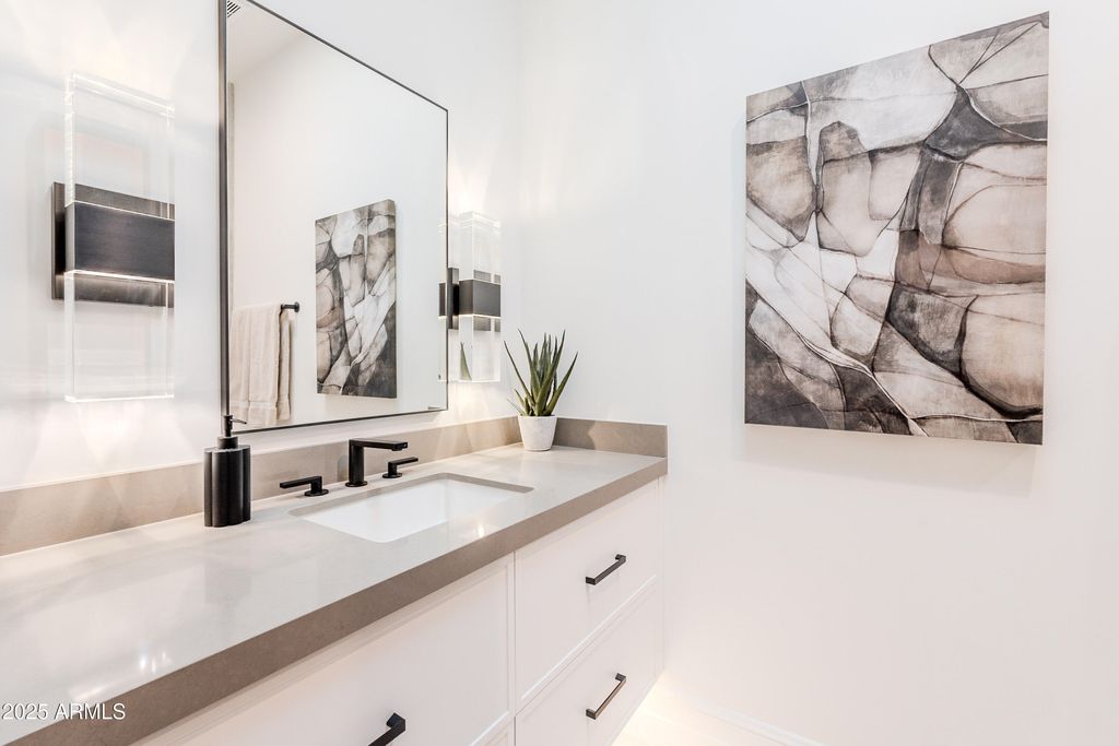 Image 35 of property listing at 8635 N 65TH Street, Paradise Valley, AZ 85253