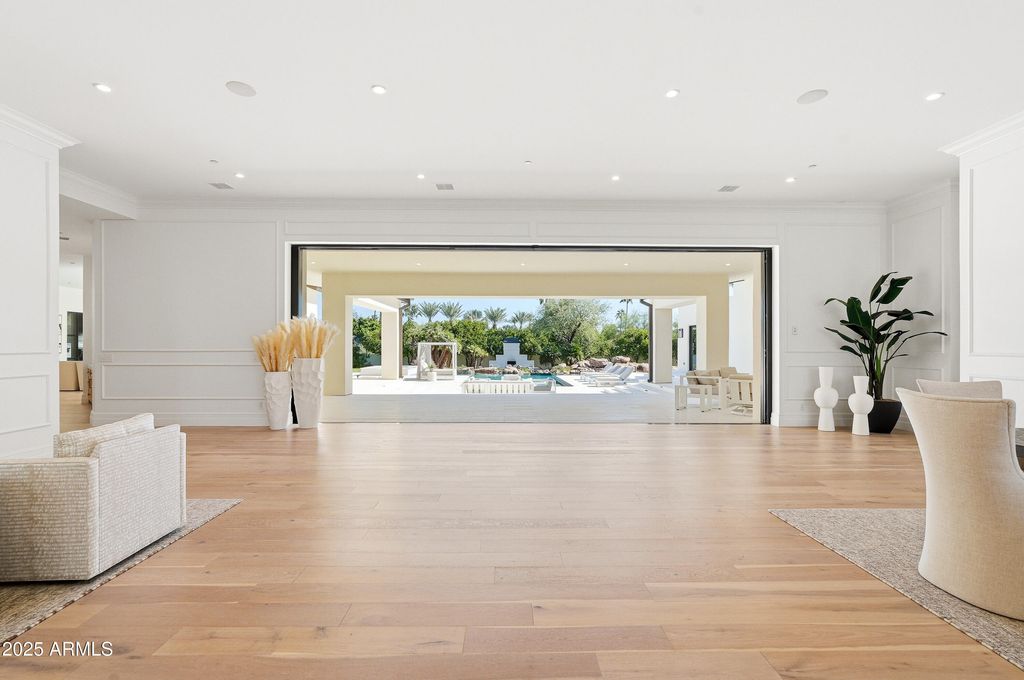 Image 6 of property listing at 8635 N 65TH Street, Paradise Valley, AZ 85253