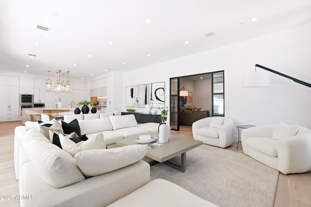 Image 8 of property listing at 8635 N 65TH Street, Paradise Valley, AZ 85253