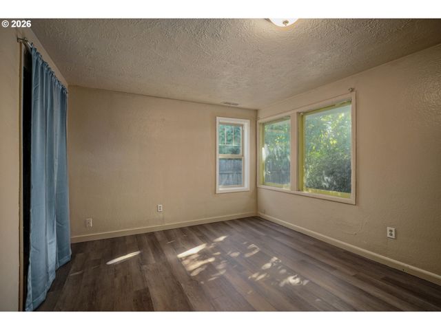 2806 Livingston Sta, Salem, OR 97301