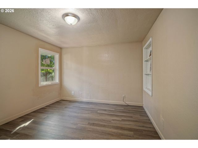 2806 Livingston Sta, Salem, OR 97301