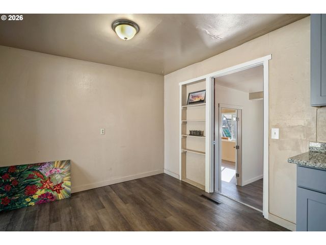 2806 Livingston Sta, Salem, OR 97301