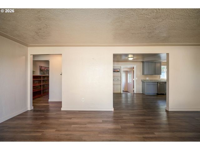 2806 Livingston Sta, Salem, OR 97301