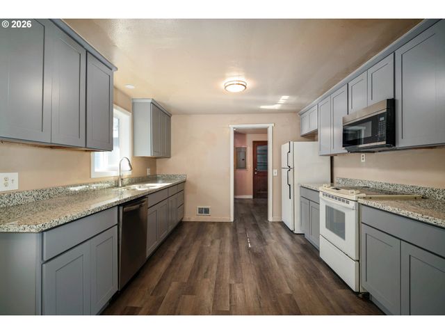 2806 Livingston Sta, Salem, OR 97301
