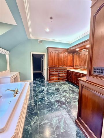11724 Canterbury Street, Leawood, KS 66211