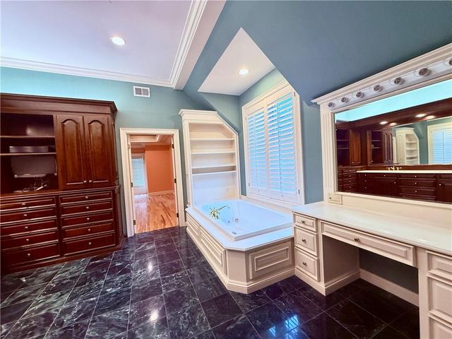 11724 Canterbury Street, Leawood, KS 66211