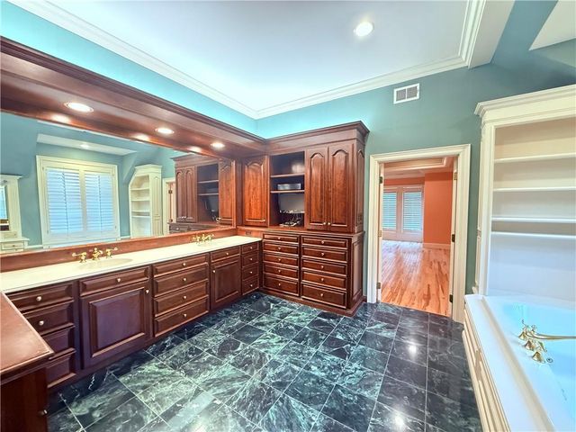 11724 Canterbury Street, Leawood, KS 66211