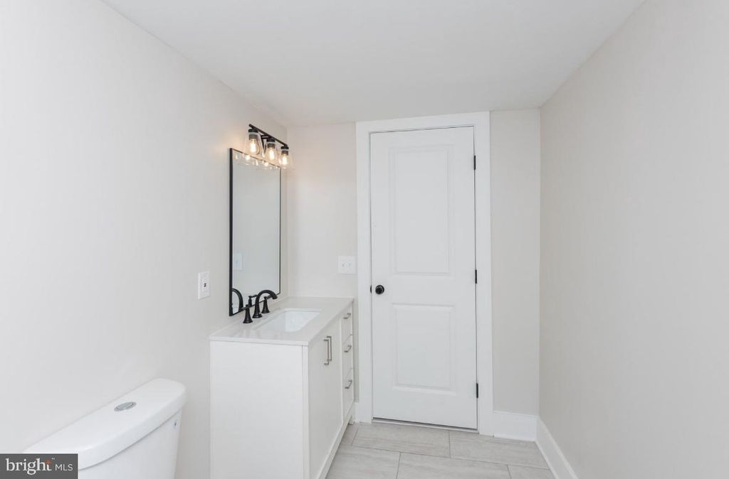 203 OAK AVE, Essex, MD 21221