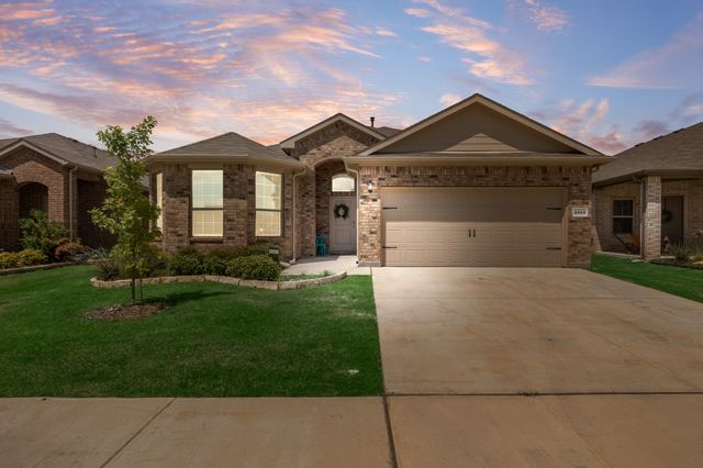8569 Big Apple Dr, Fort Worth, TX 76179