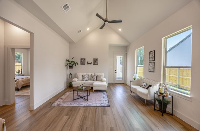 903 S Ayers Avenue, Fort Worth, TX 76103
