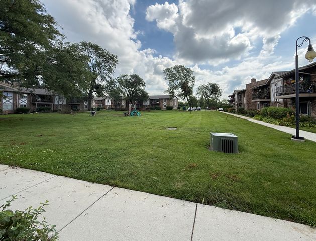 16W486 Lake Drive 201, Willowbrook, IL 60527