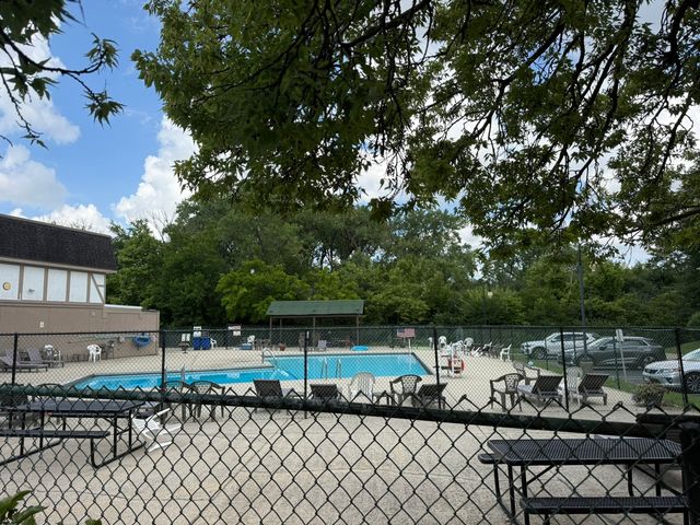 16W486 Lake Drive 201, Willowbrook, IL 60527