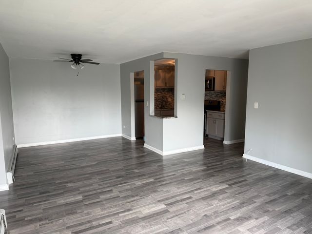 16W486 Lake Drive 201, Willowbrook, IL 60527