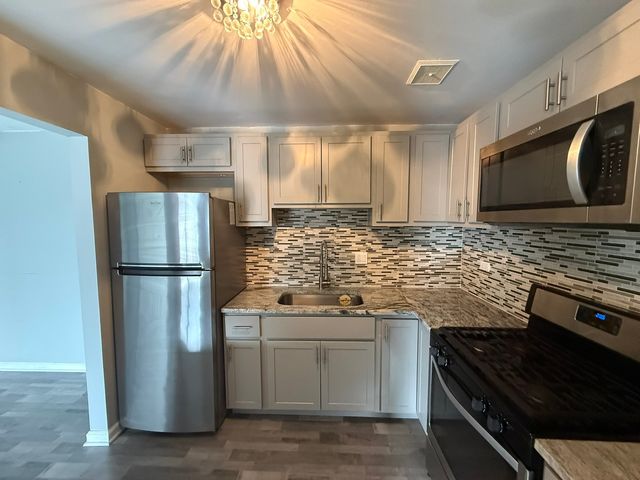 16W486 Lake Drive 201, Willowbrook, IL 60527
