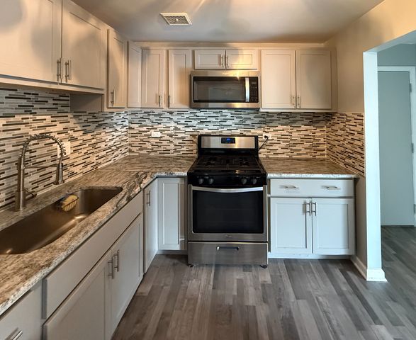 16W486 Lake Drive 201, Willowbrook, IL 60527