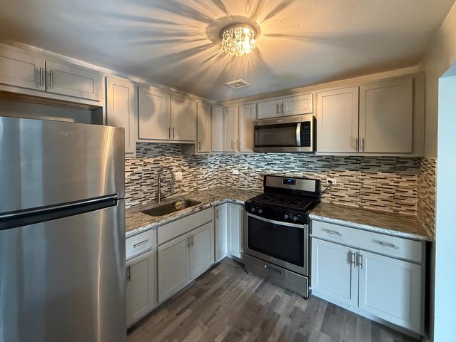16W486 Lake Drive 201, Willowbrook, IL 60527