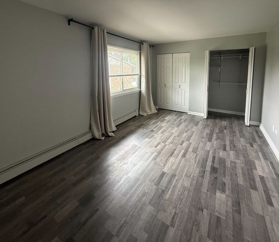 16W486 Lake Drive 201, Willowbrook, IL 60527