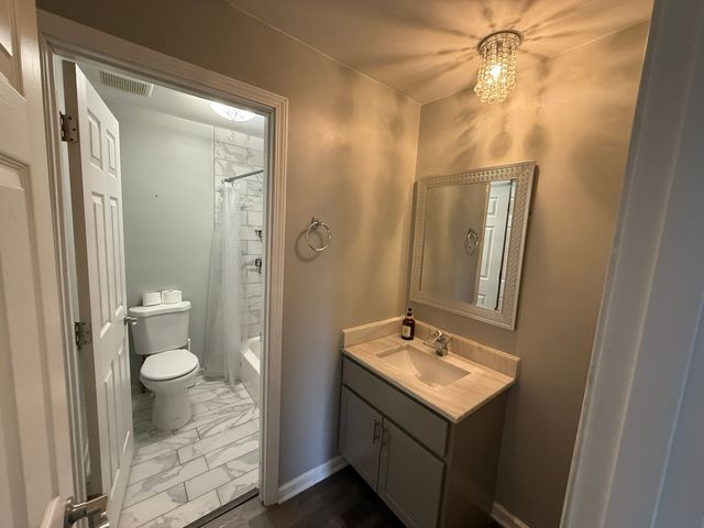 16W486 Lake Drive 201, Willowbrook, IL 60527