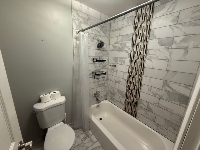 16W486 Lake Drive 201, Willowbrook, IL 60527