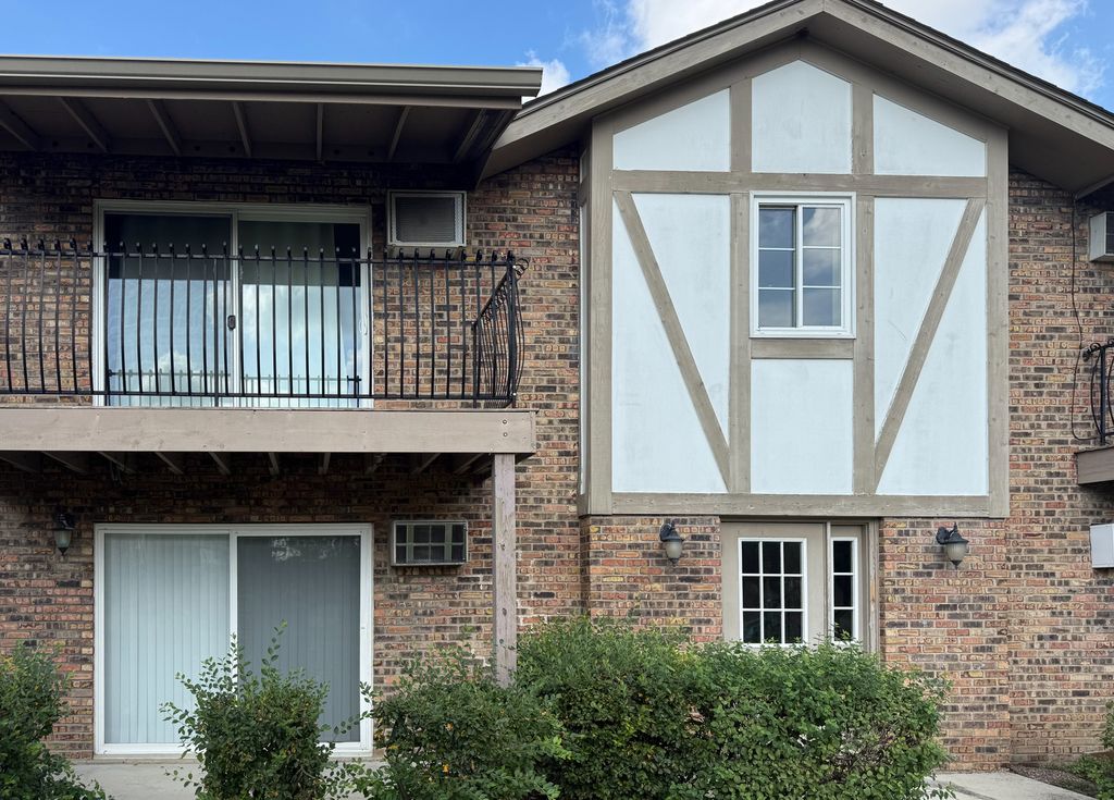 16W486 Lake Drive 201, Willowbrook, IL 60527