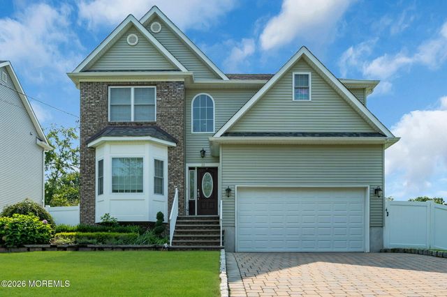 22 Wicker Place, Morganville, NJ 07751