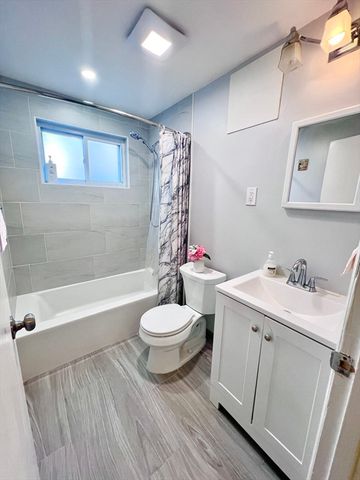 5 Woodcrest Ct 1, Weymouth, MA 02190