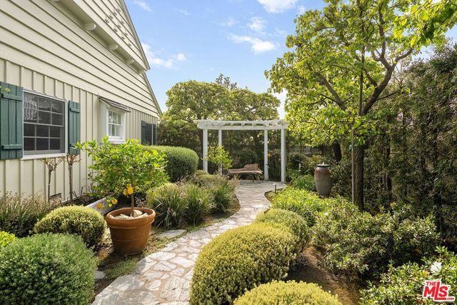 501 Ocampo Drive, Pacific Palisades, CA 90272