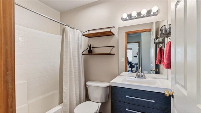 6825 N Oxford Dr, Spokane, WA 99208