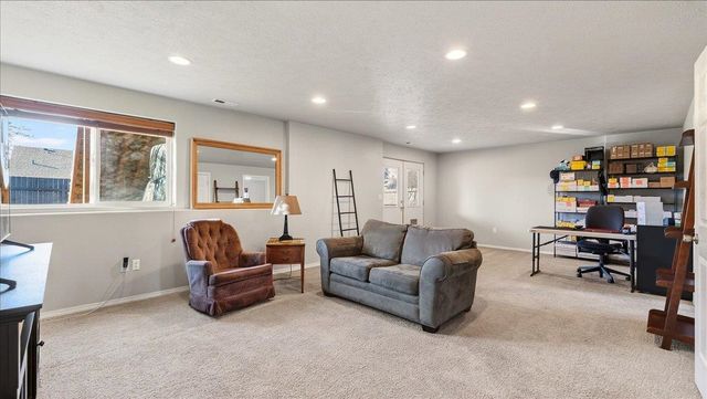 6825 N Oxford Dr, Spokane, WA 99208