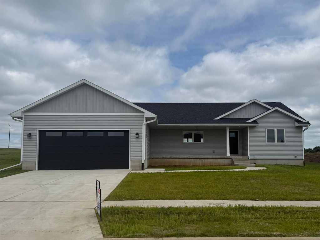1513 Prairie Drive, Grundy Center, IA 50638