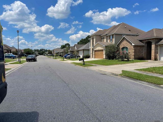 14053 Stonegate Dr, Baton Rouge, LA 70816