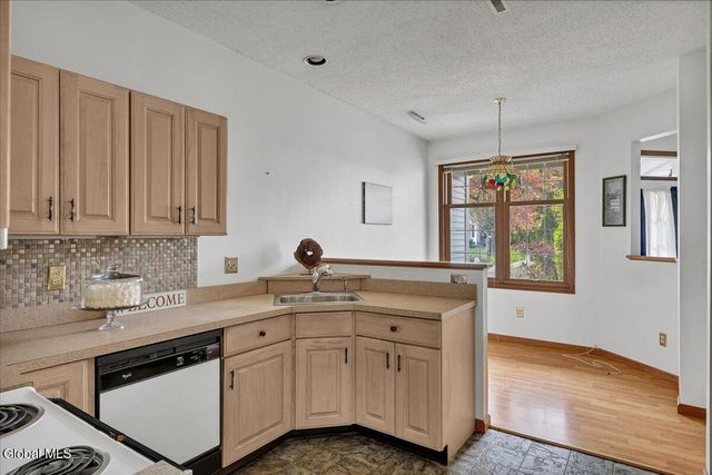 26 Malibu Hill, East Greenbush, NY 12144